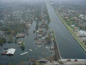 1280px-New_Orleans_17th_Street_Canal_filling.jpeg